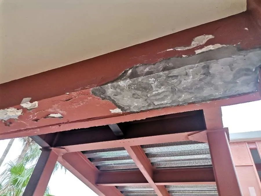 Trabe de concreto con desprendimiento y acero expuesto